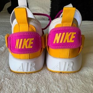 Nike air Huarache city lows fuchsia